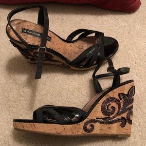 Bandolino sz 7 sandal wedge cork embroidered
